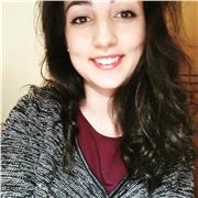 Studentessa di chimica farmaceutica impartisce lezioni di chimica